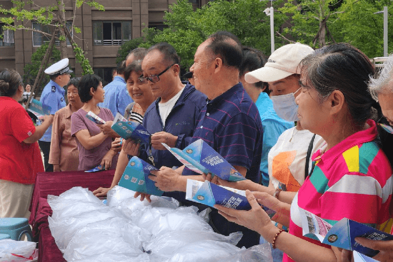 一盔一帶 安全常在！江蘇百瑞贏開展社區(qū)送頭盔公益活動(dòng)